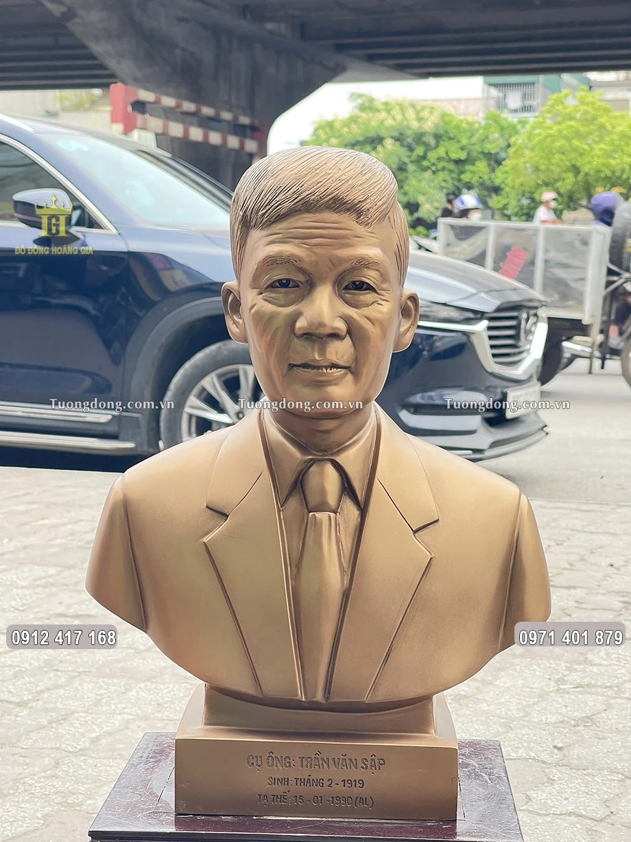 Cụ ông được đúc bằng đồng đỏ